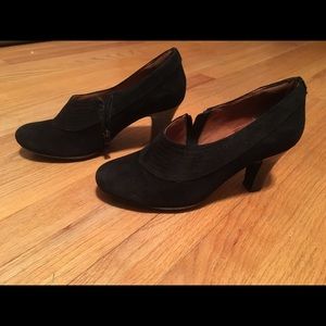 Black womens Clarks ankle booties, 8.5